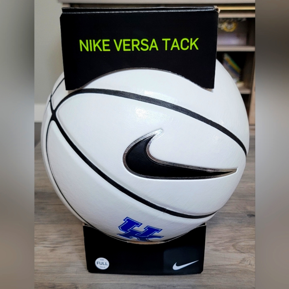 NIKE NCAA UK UNIVERSITY OF KENTUCKY VERSA TACK BALL BRAND NEW W/BOX (CT1401-855)